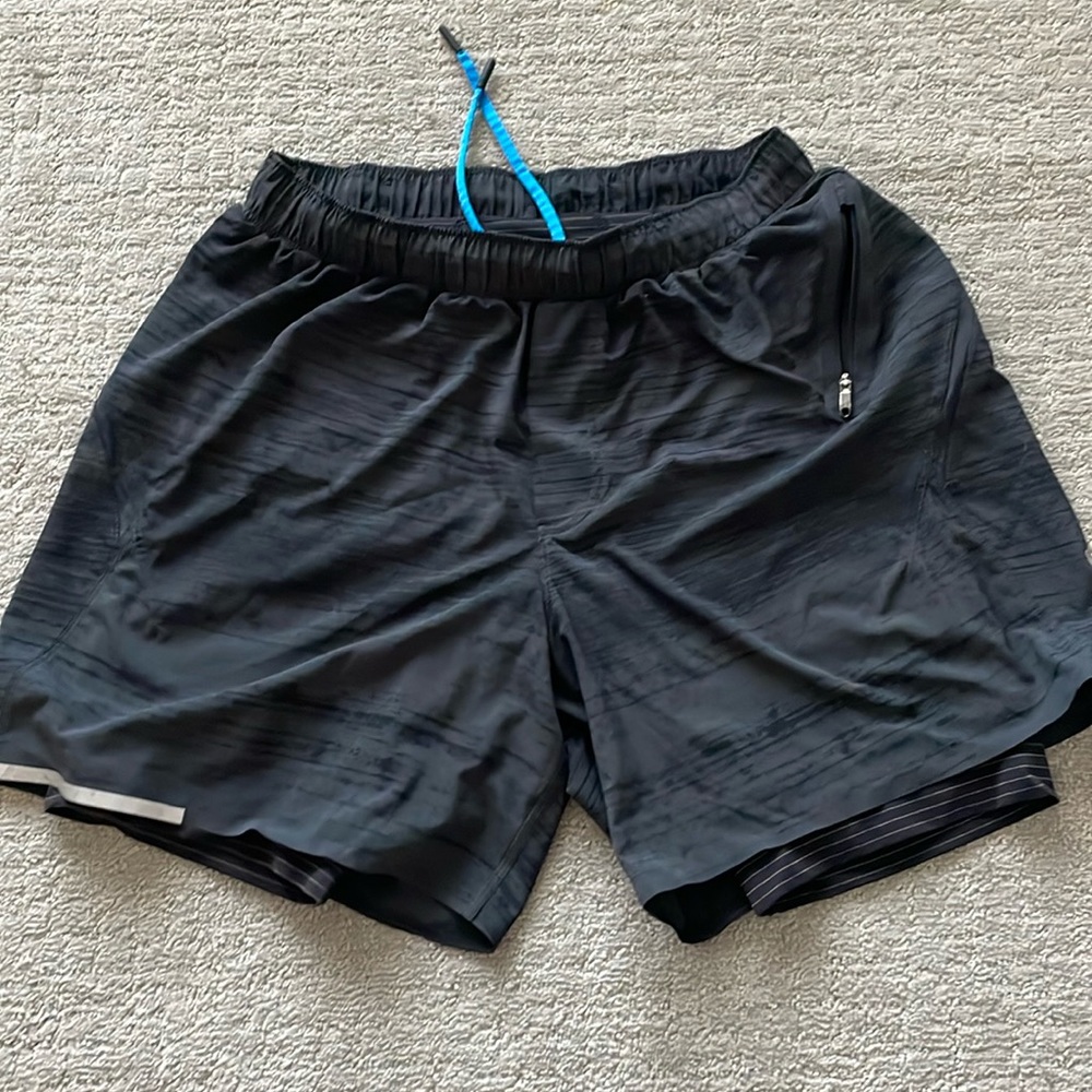 Lululemon men’s grey running shorts large